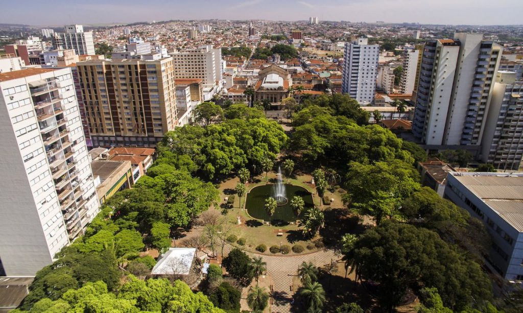 Covid-19: Ribeirão Preto fecha comércio e transporte público