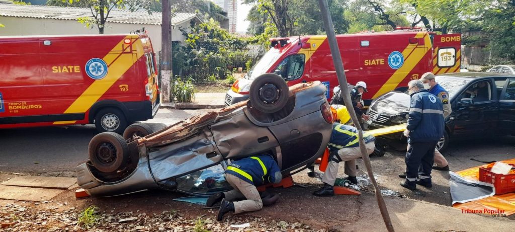 Siate atende duas vítimas após colisão seguida de capotamento no Bairro Boicy, em Foz do Iguaçu