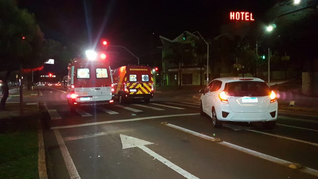 Mulher fica ferida em acidente de trânsito na Av. Tancredo Neves