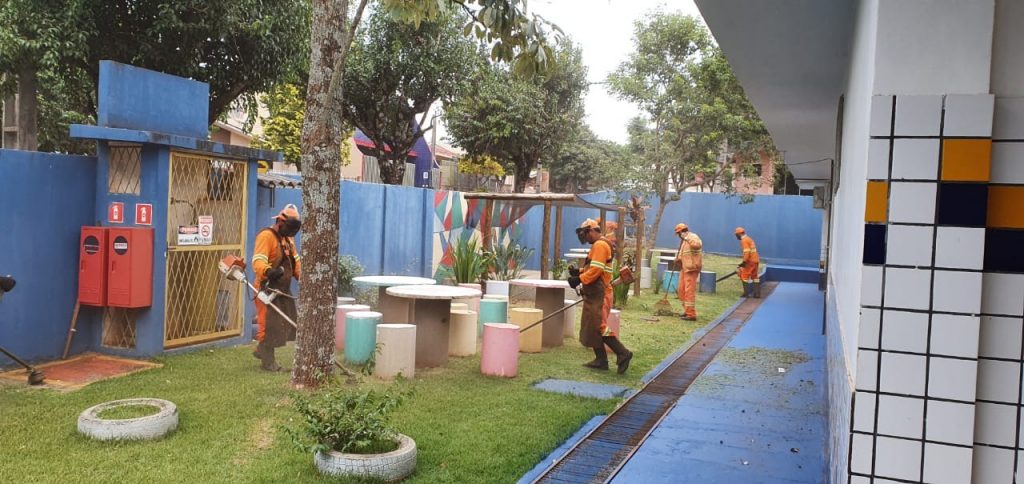 Servidores da Secretaria de Meio Ambiente realizam roçagem na Escola Municipal Professora Arminda Villvvock