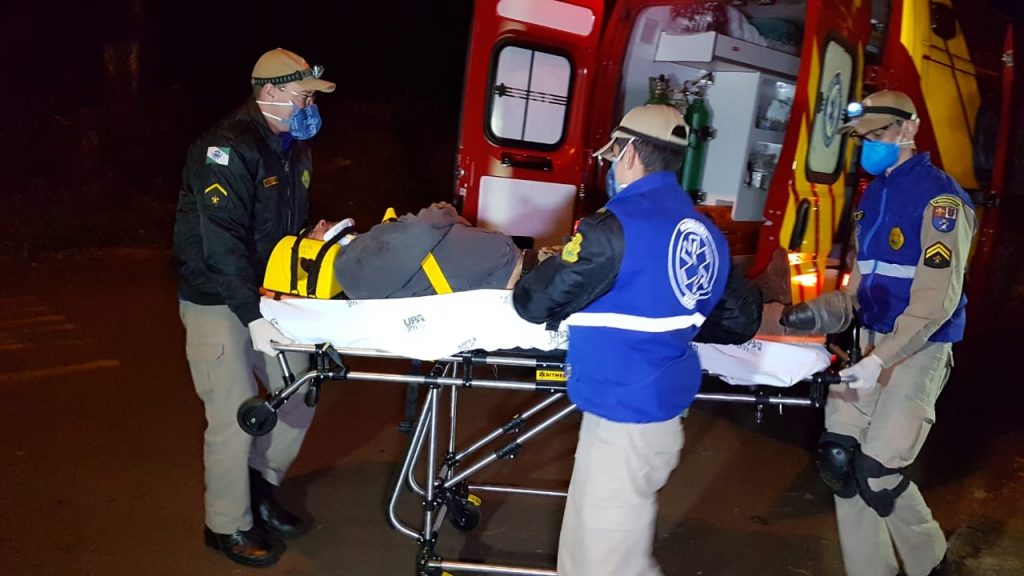 Homem ferido é socorrido pelo Siate no Bairro Neva; vítima diz ter sido agredida
