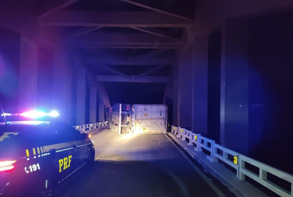 Carreta container tomba na BR-277 em Cantagalo e deixa trânsito totalmente interditado
