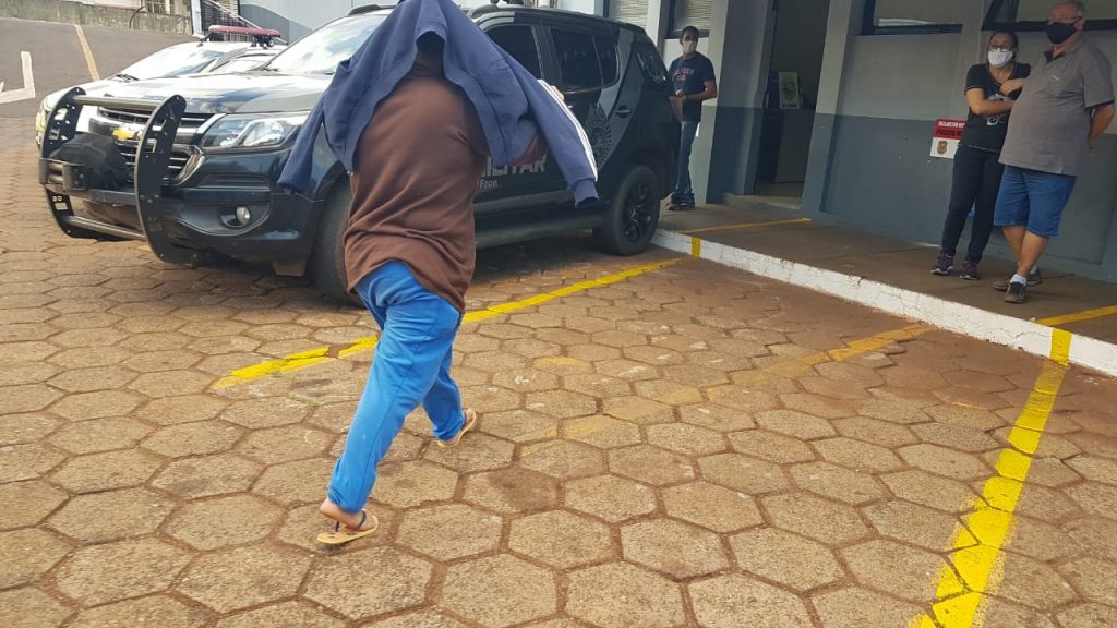 Dupla de mulheres é detida pela PM no Bairro Neva com drogas e objetos furtados