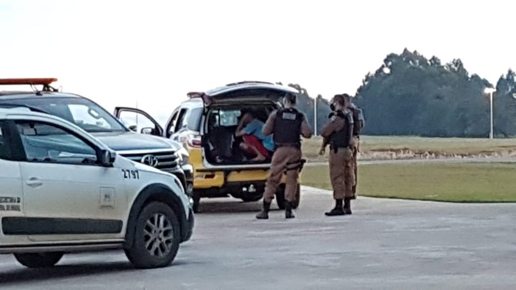 Após tentativa de roubo na 277, ladrões em fuga invadem setor de hangares no aeroporto de Cascavel e são presos pela ROCAM