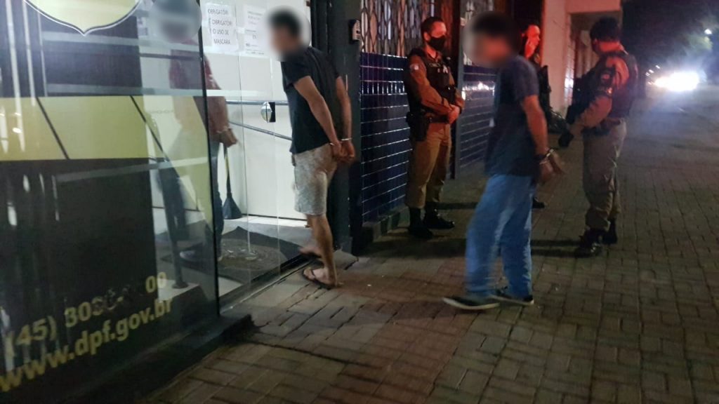 Trio preso pelo BPFron com 500 pacotes de cigarros contrabandeados é levado à Polícia Federal, em Cascavel