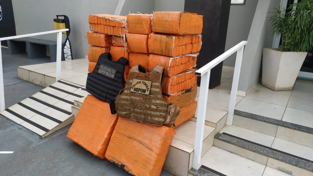PF e BPFron apreendem dois menores dirigindo veículo com 514 kg de maconha em Francisco Alves