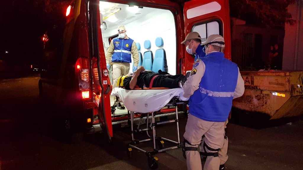 Motociclista fratura a clavícula ao sofrer queda no Jardim Gramado