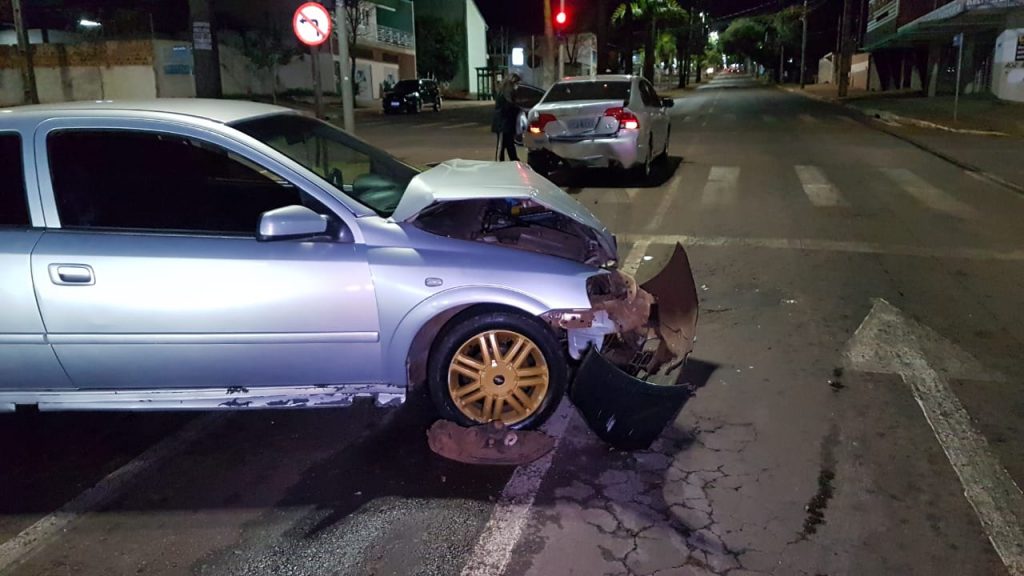 Astra e Civic colidem na Avenida Brasil, no Coqueiral; condutor do Astra acabou detido pela PM