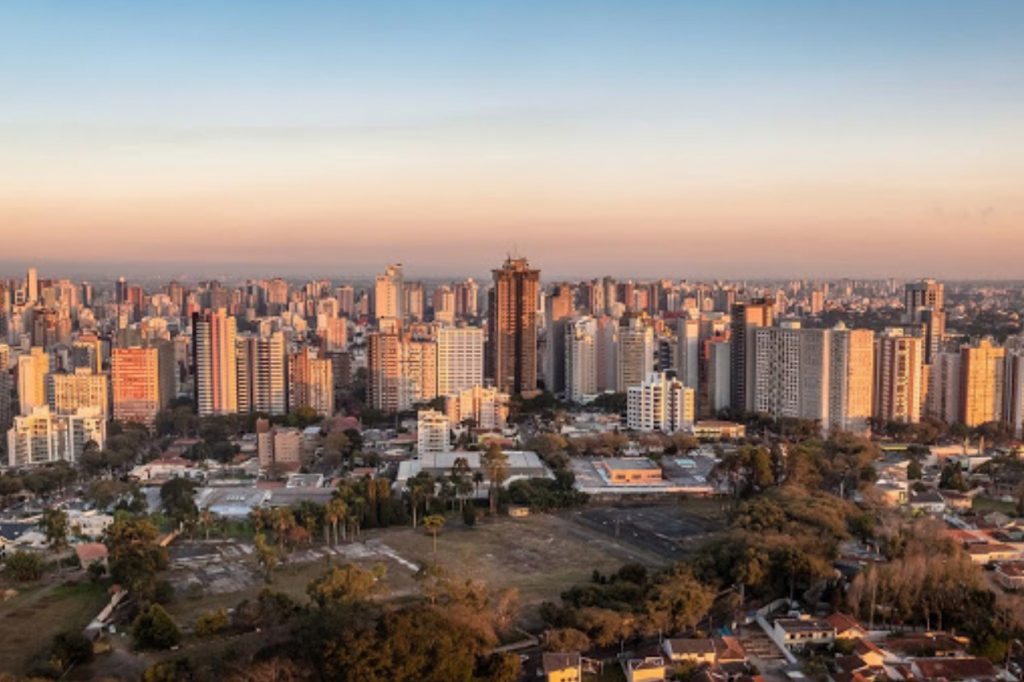 Curitiba entra em bandeira vermelha contra covid; veja como ficam as atividades