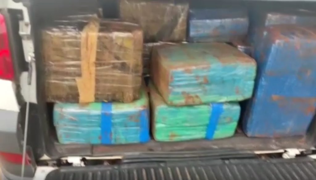 Com ajuda do serviço de inteligência, PM apreende carro carregado com droga