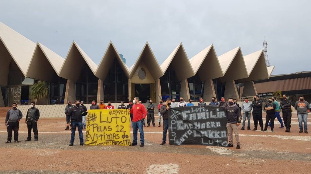 Motociclistas se unem em manifestação após morte de entregador
