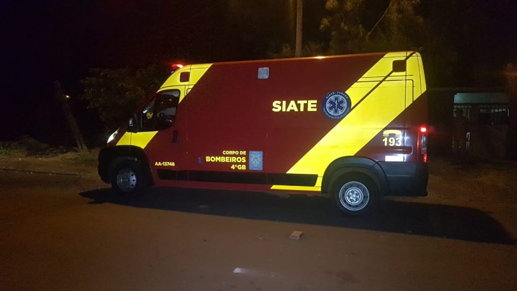 Ao limpar telhado, homem se desequilibra e cai com o braço sobre portão no Bairro Santa Cruz