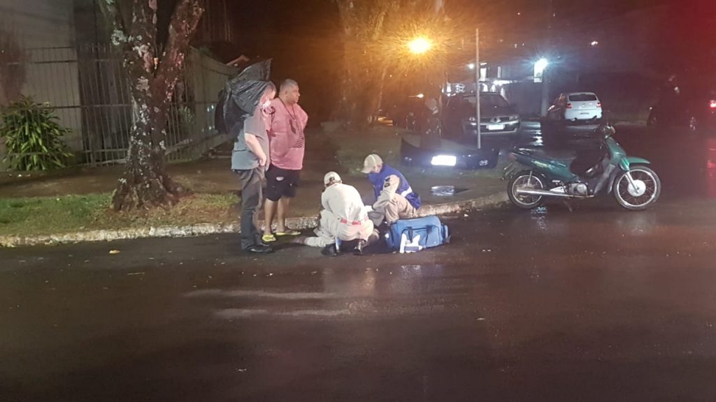 Colisão entre carro e moto na Avenida Toledo deixa mulher ferida