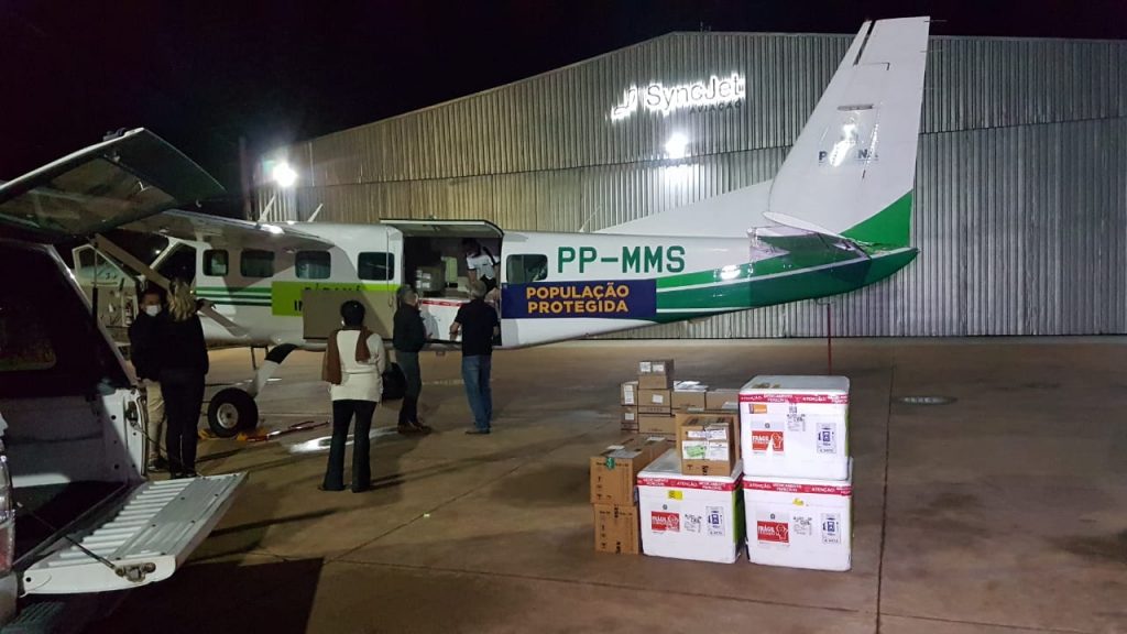 Avião com mais 21.825 doses da vacina da AstraZeneca chega a Cascavel Avião com mais 21.825 doses da vacina da AstraZeneca chega a Cascavel