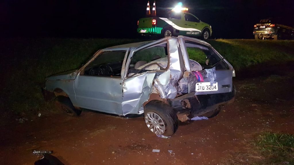 Forte colisão traseira envolve Renault Captur e Fiat Uno na BR-277, em Cascavel