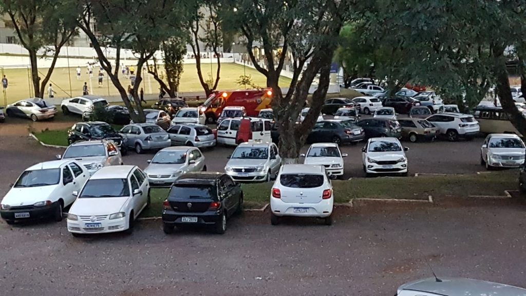 Homem sofre lesão durante partida de futebol e recebe cuidados do Siate no Bairro Country