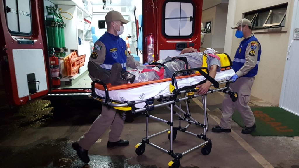 Homem de 40 anos é socorrido pelo Siate após sofrer queda no Bairro Periolo
