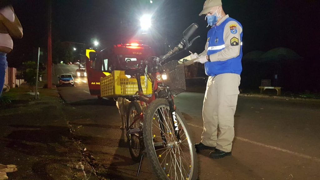 Ciclista de 62 anos sofre queda e é socorrido pelo Siate na Rua Manaus, no Claudete
