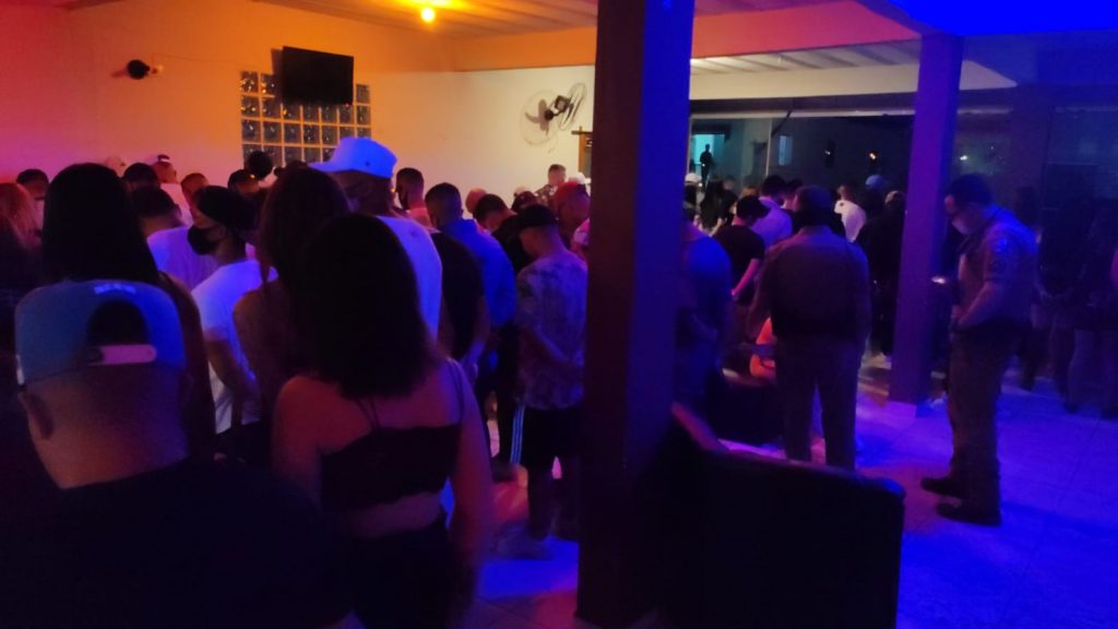 Operação encaminha 10 pessoas e fecha seis estabelecimentos comerciais em Curitiba