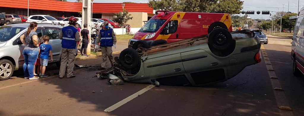 Mulher fica ferida em capotamento na Avenida Tancredo Neves