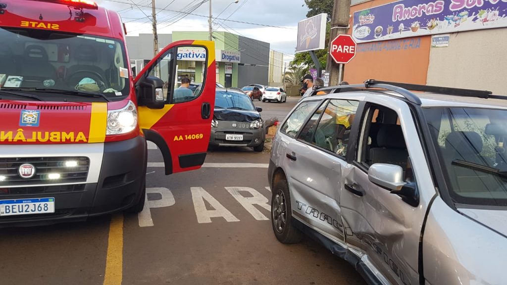 Parati e Uno se envolvem em acidente na Rua Rio da Paz, na região do Jardim Nova Cidade Parati e Uno se envolvem em acidente na Rua Rio da Paz, na região do Jardim Nova Cidade