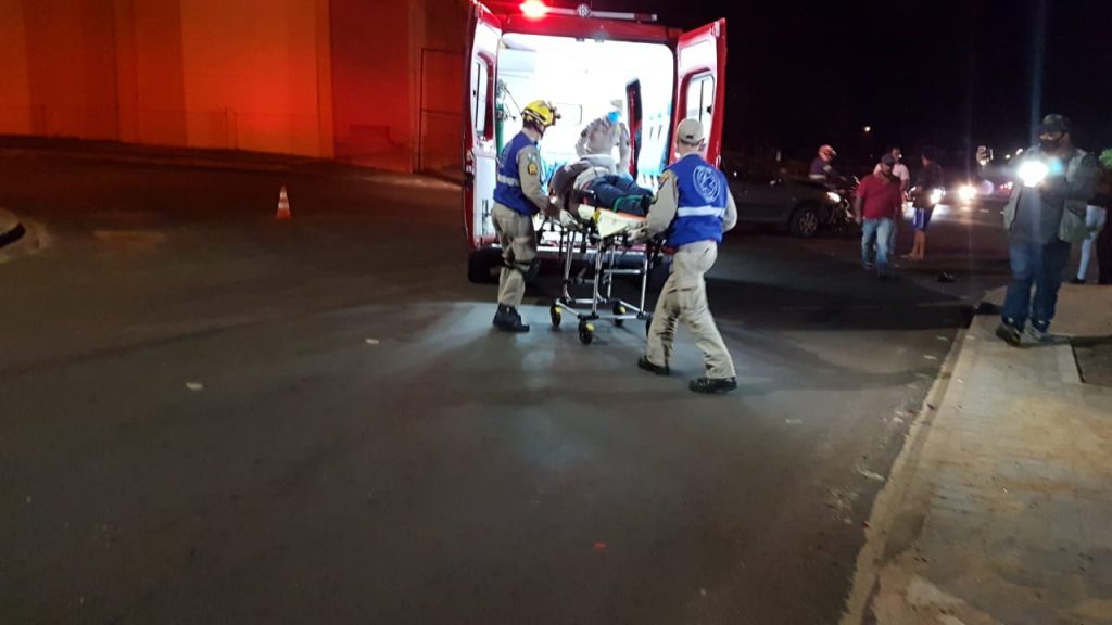 Colisão entre carro e moto deixa homem ferido na Avenida Piquiri, esquina com a Rua Goiás, no São Cristóvão