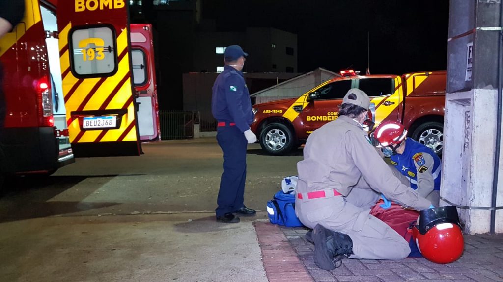 Motociclista tem suspeita de fratura na perna ao colidir contra carro na Rua Paraná, no Centro Motociclista tem suspeita de fratura na perna ao colidir contra carro na Rua Paraná, no Centro