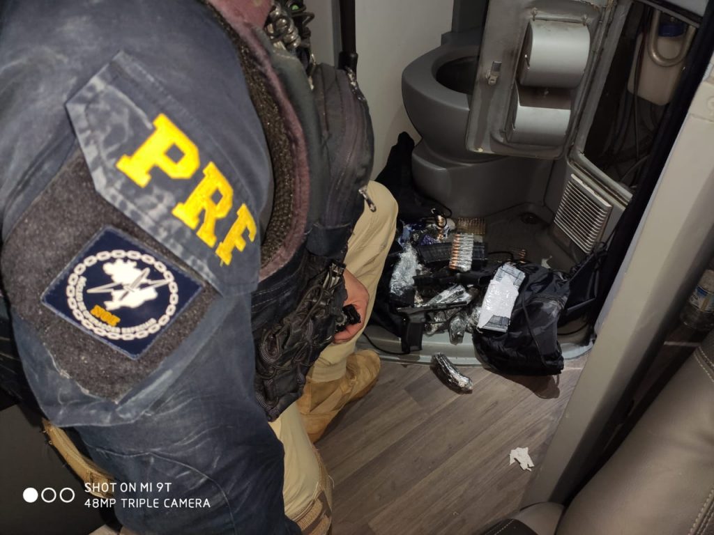 PRF e Polícia Civil apreendem armas e munições após abordarem ônibus em Cascavel PRF e Polícia Civil apreendem armas e munições após abordarem ônibus em Cascavel