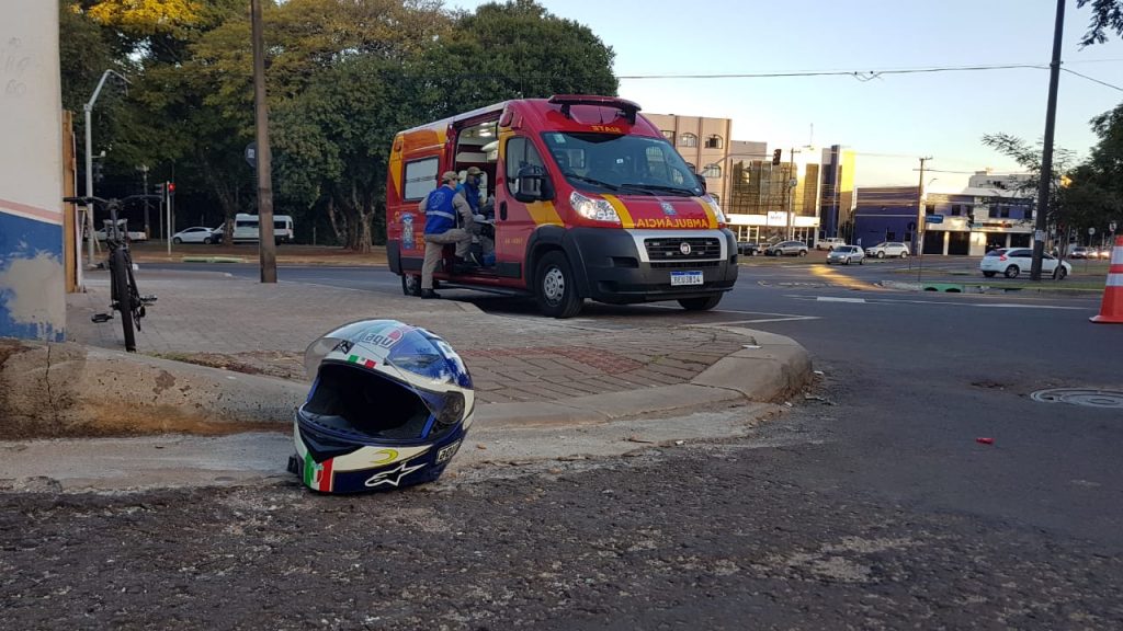 Motocicleta e ciclista se envolvem em acidente na Avenida Barão do Rio Branco