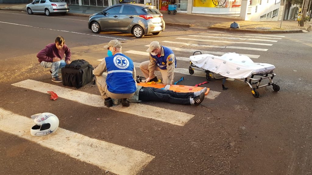 Colisão entre motos deixa homem ferido na esquina das ruas Marechal C. Rondon e Rio Grande do Sul, no Centro