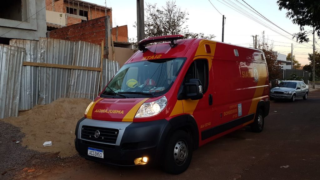 Jovem de 18 anos sofre queda em escada e precisa dos cuidados Siate no Bairro Parque dos Ipês