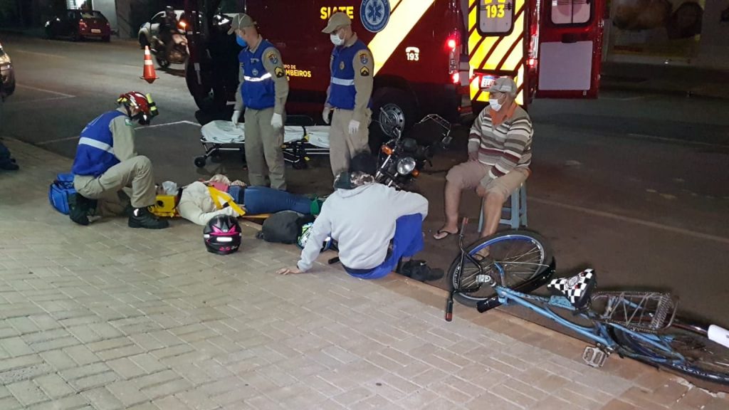 Colisão entre moto e bicicleta deixa três pessoas feridas na Rua Itália, no Cascavel Velho; Siate foi mobilizado