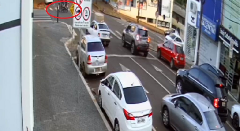 Câmera mostra batida entre duas motos no Centro de Cascavel Câmera mostra batida entre duas motos no Centro de Cascavel
