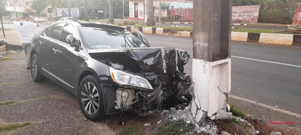 Após colisão contra caminhão pipa, carro atinge poste na Avenida das Cataratas, em Foz