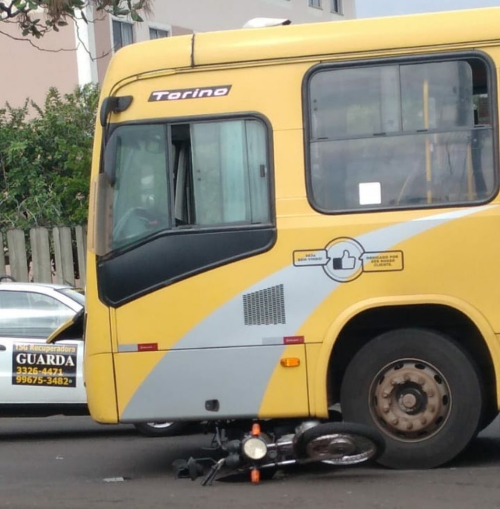 Motociclista envolvido em colisão contra ônibus falece em hospital de Londrina