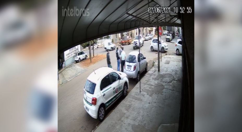 Câmera de segurança flagra colisão na Rua Padre Anchieta que deixou gestante ferida Imagem referente a Câmera de segurança flagra colisão na Rua Padre Anchieta que deixou gestante ferida