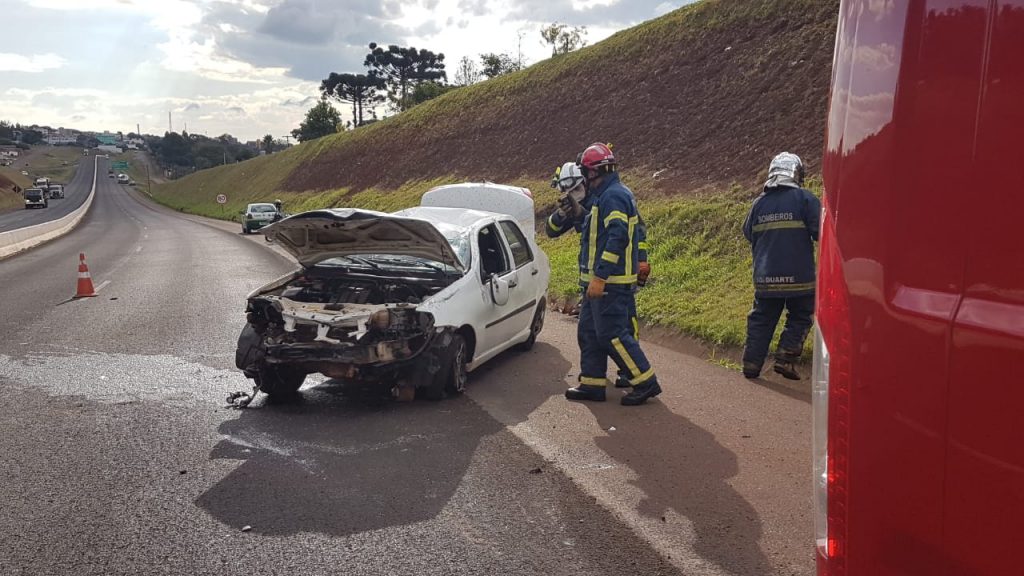 Veículo Siena capota em acidente de trânsito na PRc-467, em Cascavel Veículo Siena capota em acidente de trânsito na PRc-467, em Cascavel