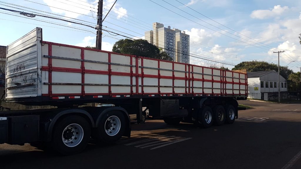 Carreta com registro de furto é apreendida pela PRF e levada à Delegacia de Polícia Civil Carreta com registro de furto é apreendida pela PRF e levada à Delegacia de Polícia Civil