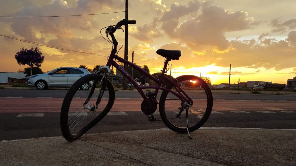 Ciclista fica ferida ao colidir contra carro na Avenida Tito Muffato, no Bairro Santa Cruz Ciclista fica ferida ao colidir contra carro na Avenida Tito Muffato, no Bairro Santa Cruz