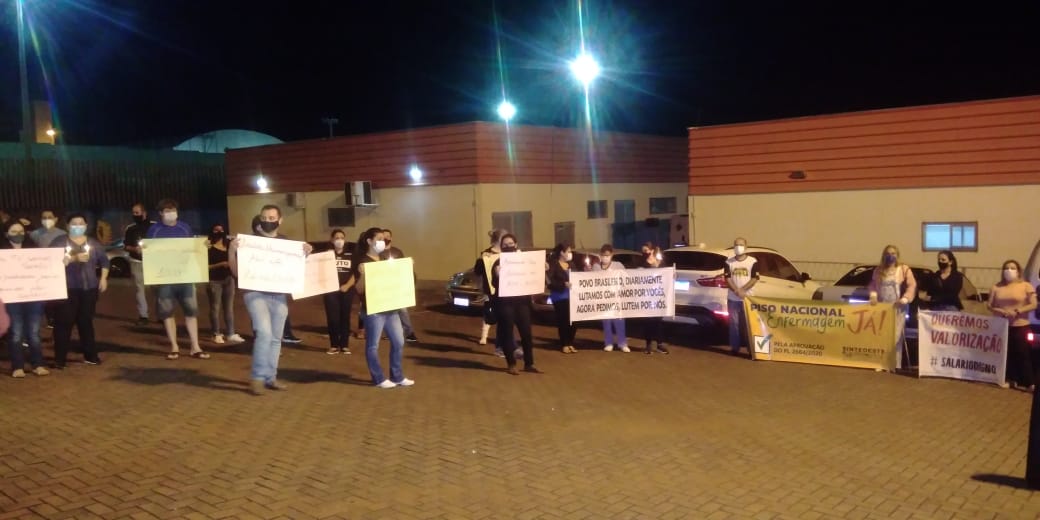 Trabalhadores da saúde realizam manifestação em frente à UPA Veneza