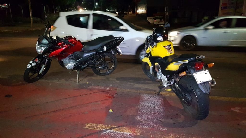 Batida entre motos é registrada na Avenida Tito Muffato; Pilotos recusaram encaminhamento ao hospital Batida entre motos é registrada na Avenida Tito Muffato; Pilotos recusaram encaminhamento ao hospital