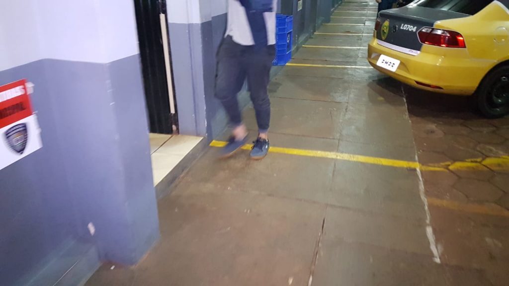 Ao tentar furtar chinelo, rapaz é flagrado, detido e levado à Delegacia de Polícia Civil Ao tentar furtar chinelo, rapaz é flagrado, detido e levado à Delegacia de Polícia Civil