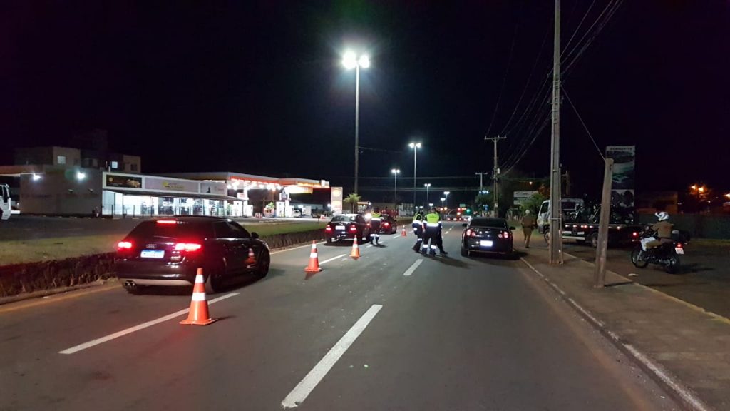 Fiscalização de trânsito é realizada na Avenida Carlos Gomes Fiscalização de trânsito é realizada na Avenida Carlos Gomes