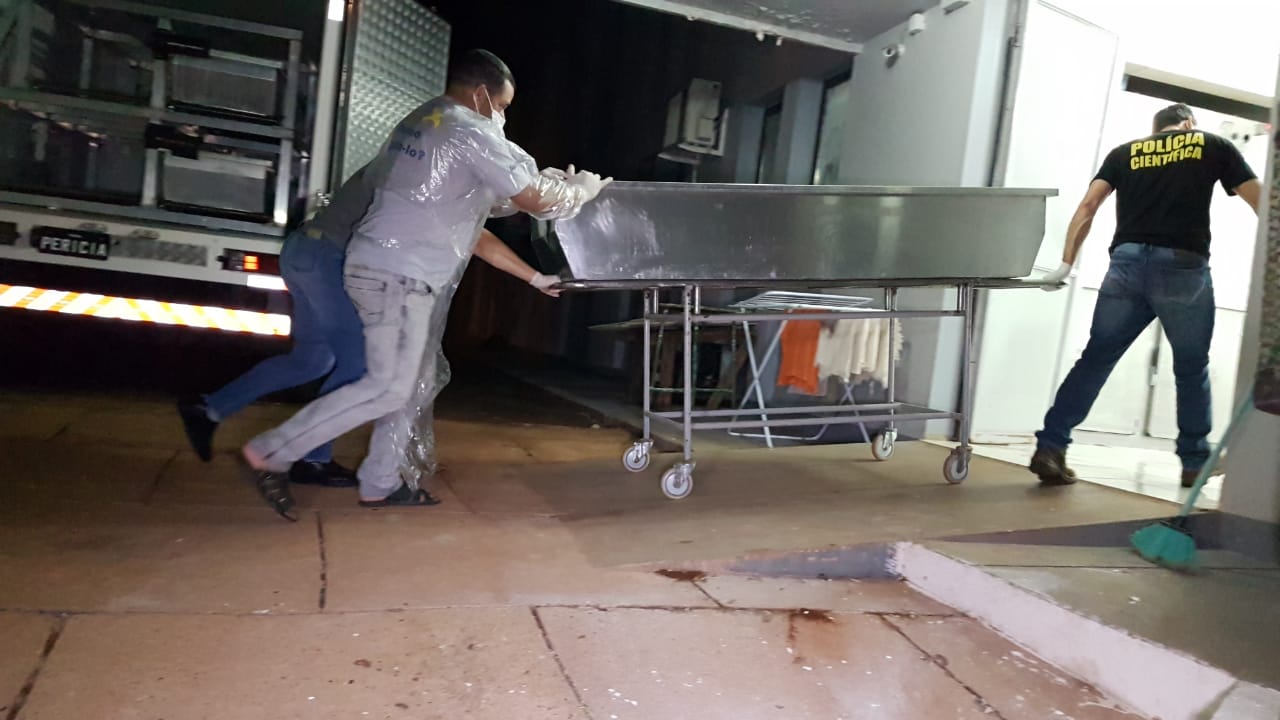 Corpos de vítimas de capotamento na PR-573 chegam ao IML de Cascavel