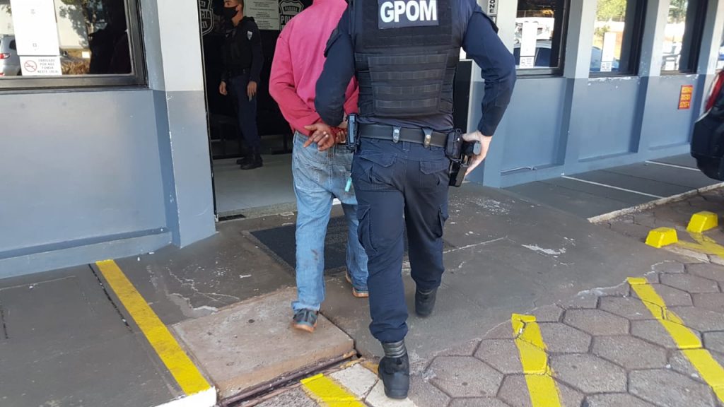 GM detém jovem de 19 anos acusado de invadir empresa e ameaçar pessoas com facão