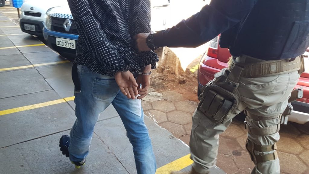 Jovem de 19 anos é preso pela PRF ao ser flagrado transportando grande carga de maconha na BR-277