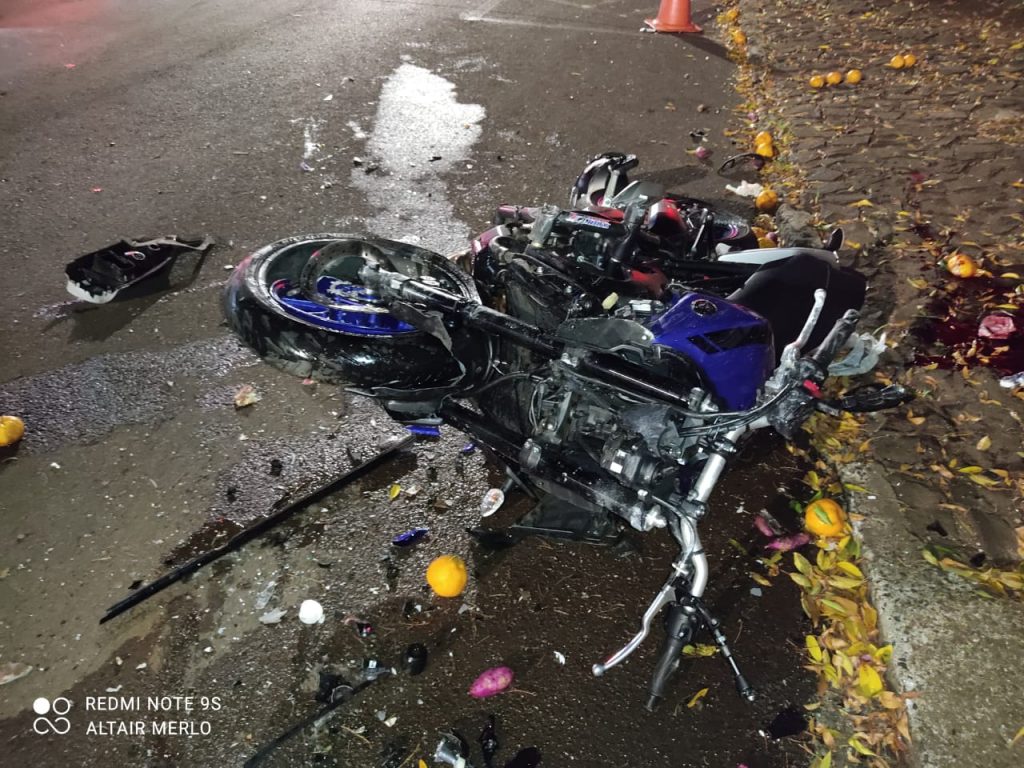 Jovem de 21 anos morre após colisão entre carro e moto em Pato Branco; câmera registrou momento da batida