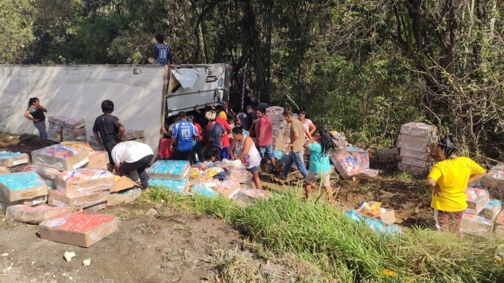 Carga de carne é saqueada de caminhão que tombou às margens da BR-277, em Nova Laranjeiras