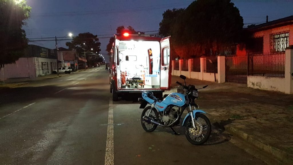 Ao tentar desviar de cão, motociclista sofre queda e fica ferido na Rua Minas Gerais