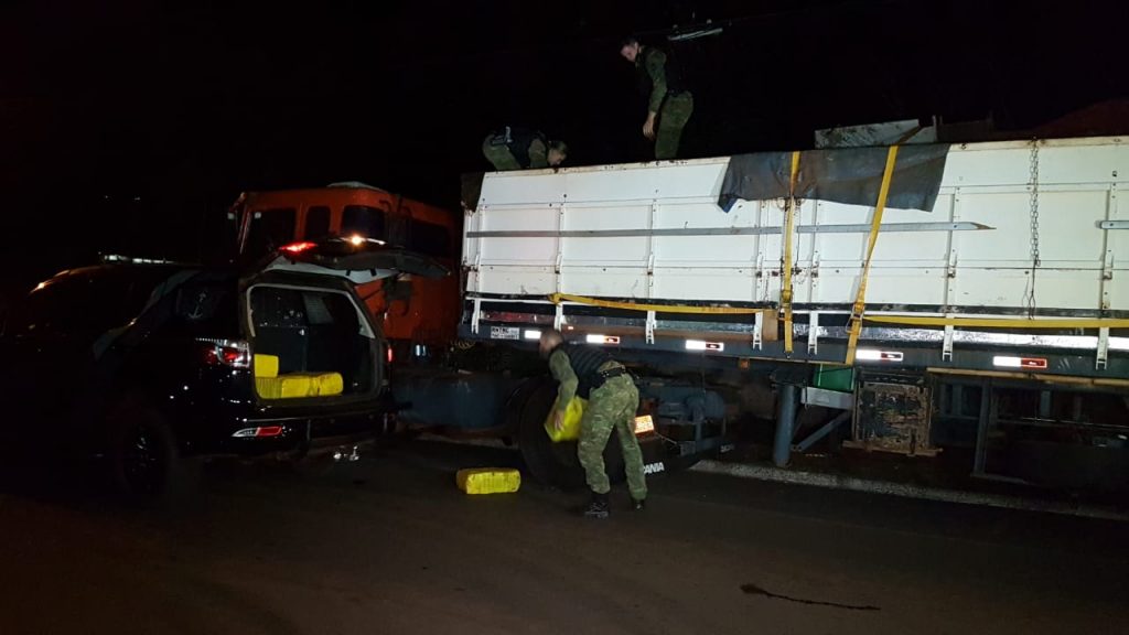 Fardos de maconha são encontrados em meio a carga de carreta que transportava materiais de ferro velho